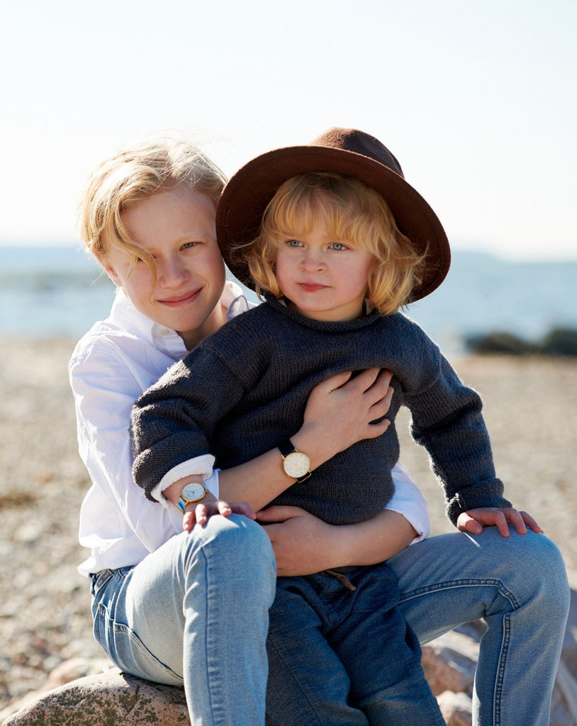 Klocka barn i guld på både storebror och lillebror. 