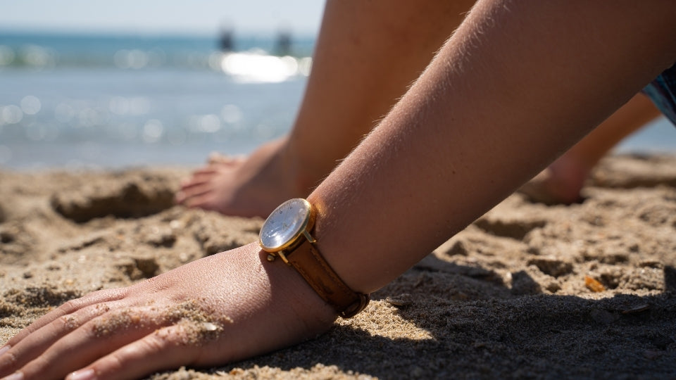 Barnklocka guld och mjukt äkta läder i brunt på arm av 12-åring