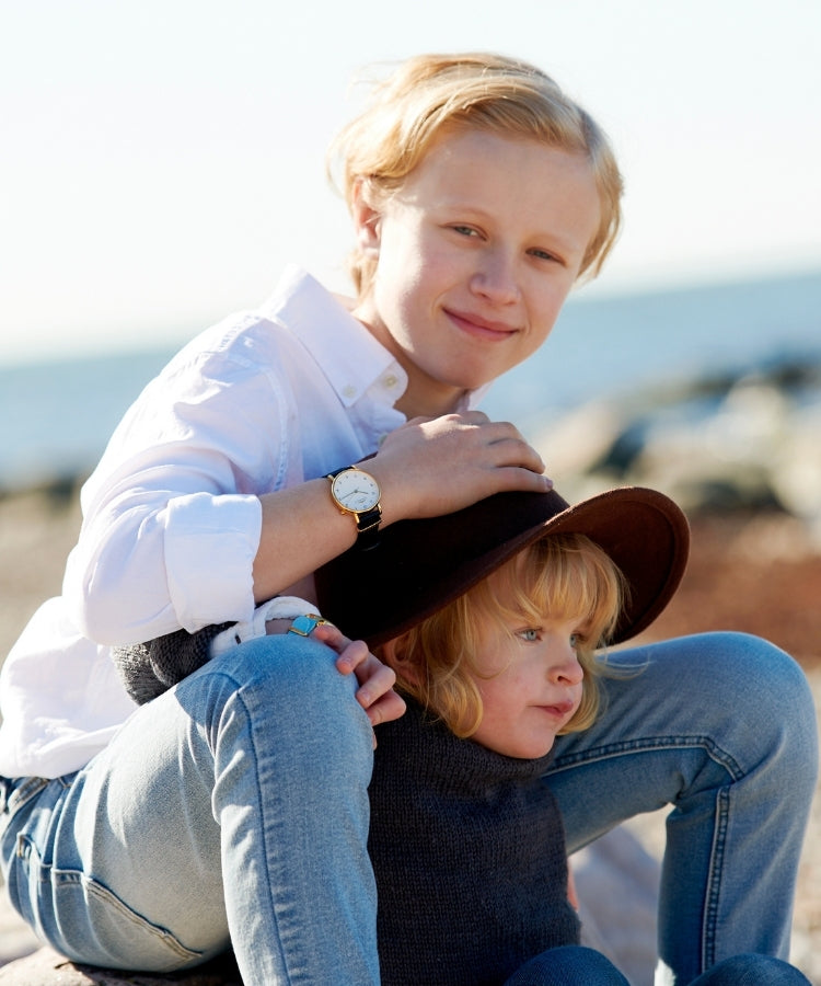 Klocka pojke analog guld 33 mm. Två pojkar på stranden, 12 och 5 år. 