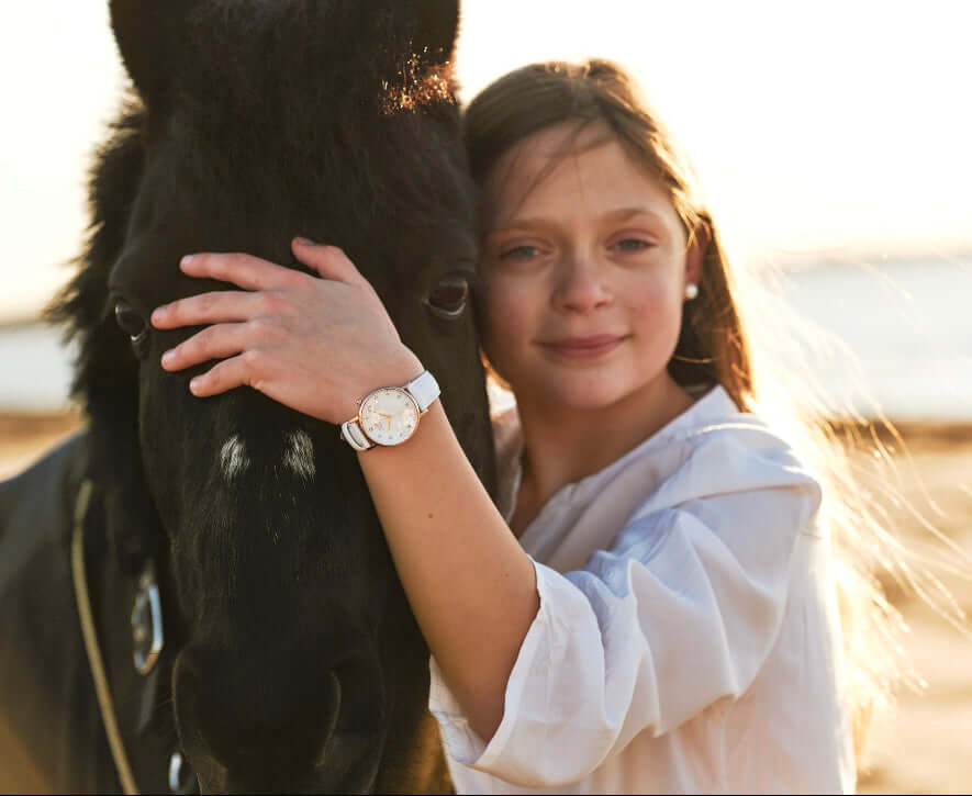 Tonårsflicka med sin exklusiva klocka för barn och ungdomar från Torekovs