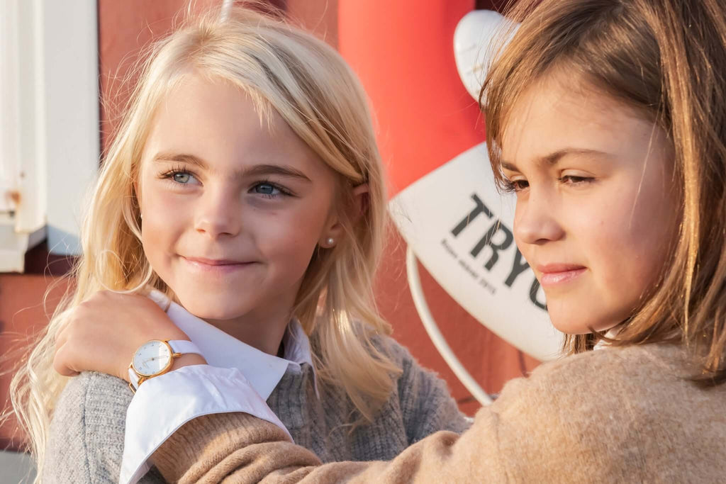 Finaste flickorna i Torekov med sina barnklockor från Torekovs