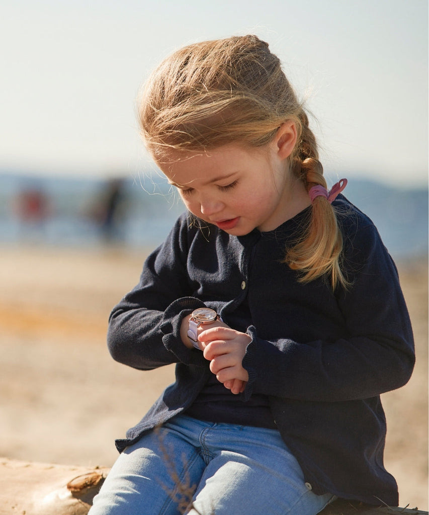 Barnklocka guld och vitt natoband på liten flicka i Torekov