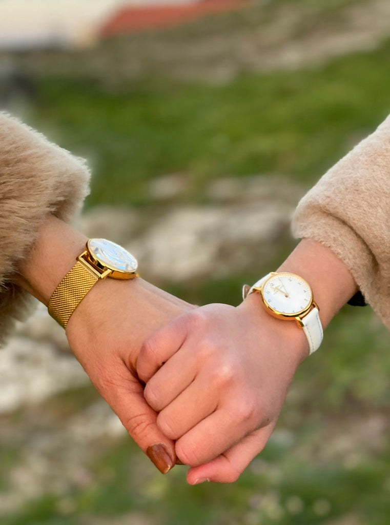 Mamma och barn håller hand och bär matchande analoga barnklockor från Torekovs – Mini Me-klockor i svensk design.