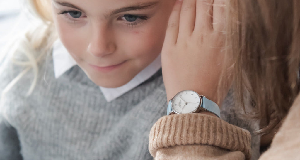 Klocka silver 28 mm i silver med puderblått band på flicka 8 år