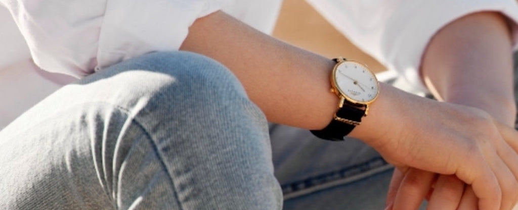 Tonåring med en Torekovs i guld och mörkt blå nato. Här fotograferat på klipporna utanför Torekov.