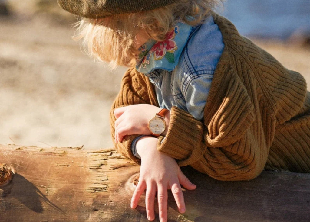 Barnklocka i guld med mjukt klockarmband i äkta läder på liten pojke