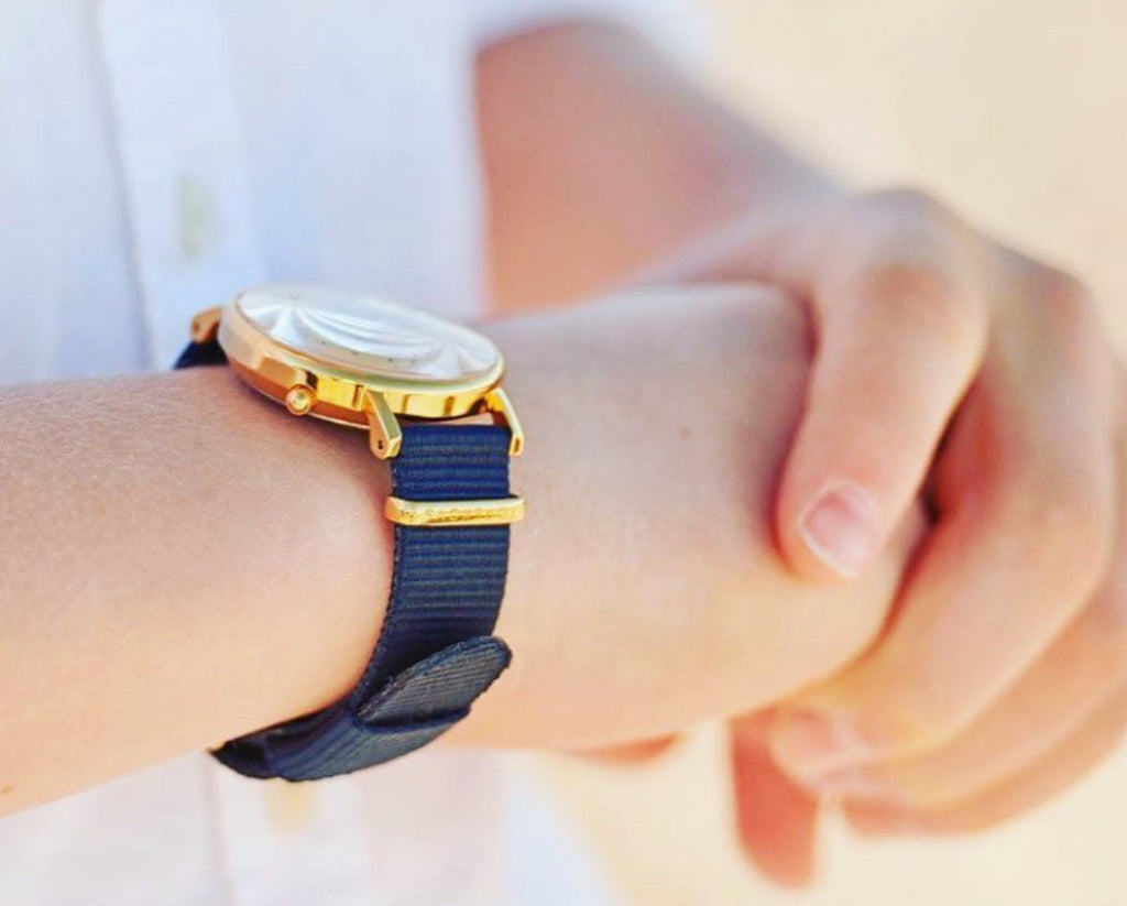 Trendig klocka till barn. Guld klocka och mörkt marin - Torekovs 