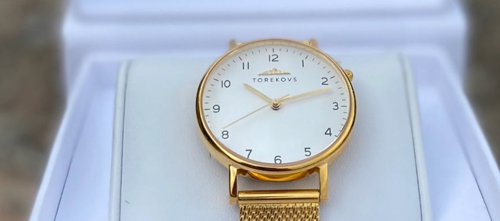 Klocka Dam Guld 33 mm i sin vita presentask