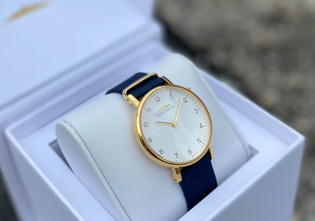 Analog barnklocka i Guld 33 mm med mörkblått natoband från svenska Torekovs