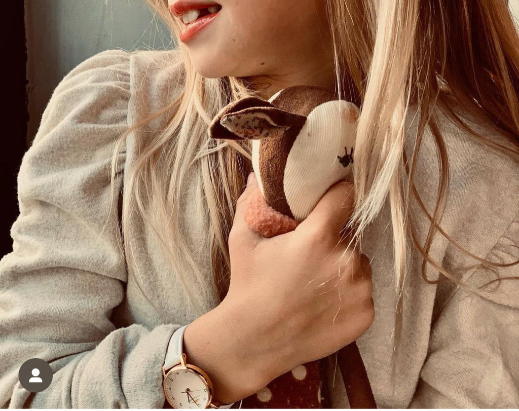 Analog barnklocka i guld och vitt band i äkta läder på flicka 8 år