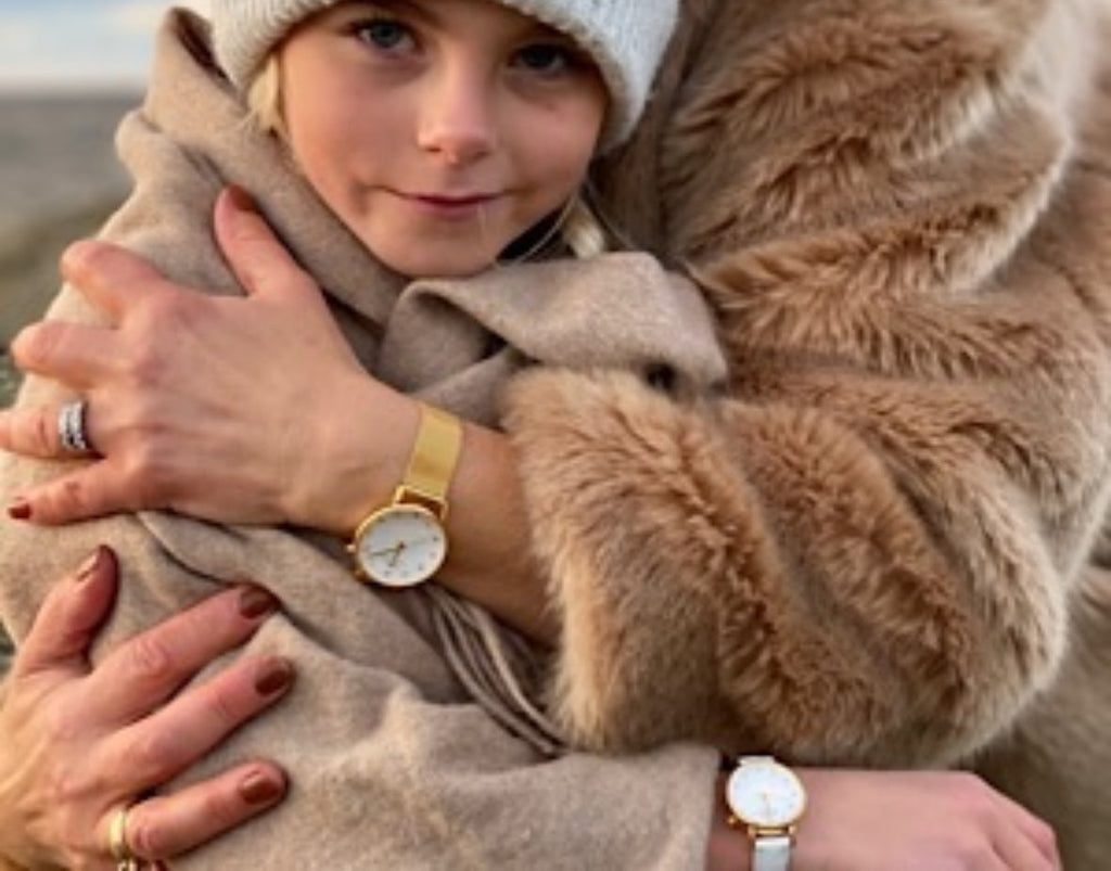 Analog klocka guld på mor och dotter