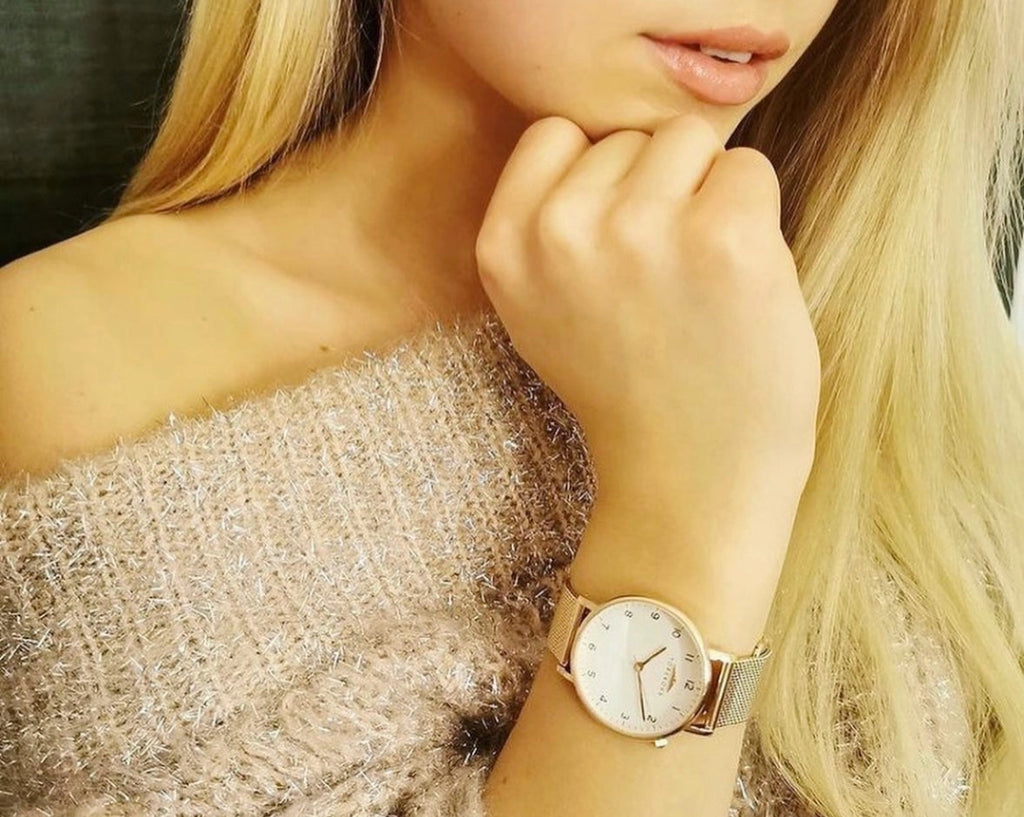 Barn armbandsklocka i guld med guld mesh på söt ung tonårsflicka- Torekovs