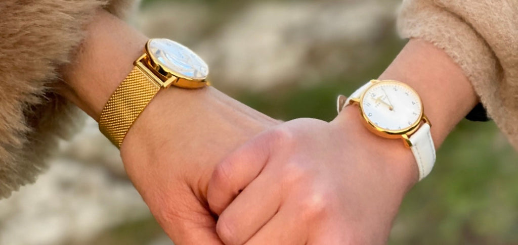 Mamma och dotter håller hand iklädd årets julklapp 2025, analoga klockor - Torekovs