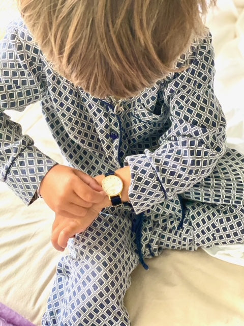 Guldklocka 28 mm och mörkt marinblått natoband på liten pojke med födelsedagspresent