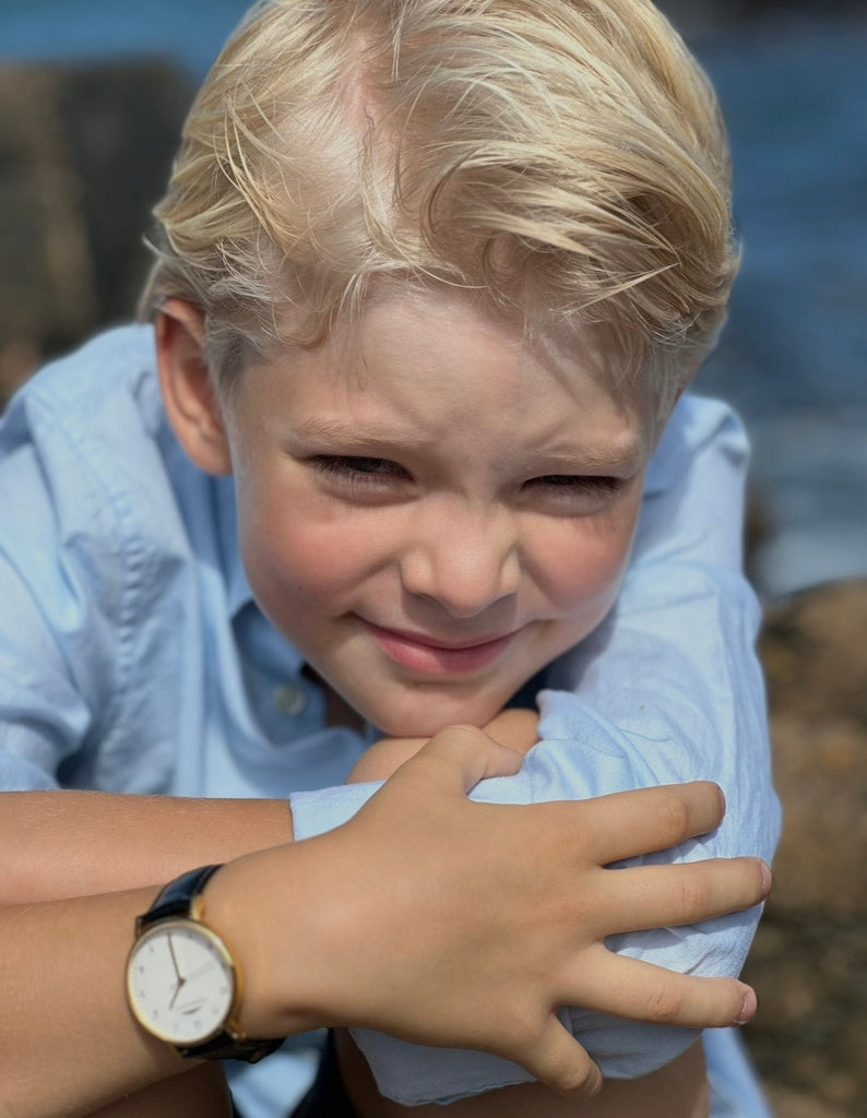 Armbandsur barn i guld 33 mm med svart läder på pojke 8 år