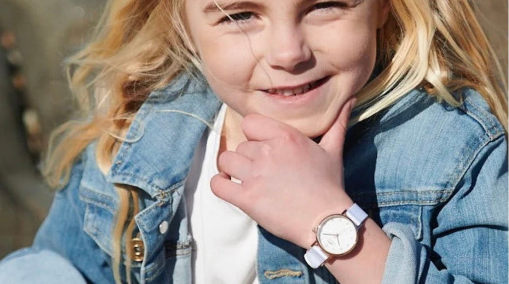 Analog barnklocka guld och vit nato på flicka 8 år