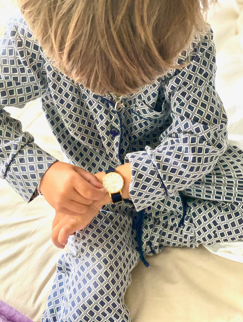 Pojke med sin första klocka i Guld och blått natoband