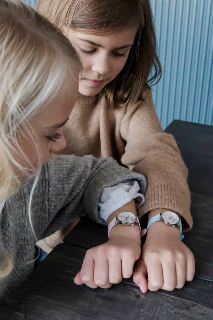 Analog barnklocka silver 28 mm med natoband på två flickor 8 år.