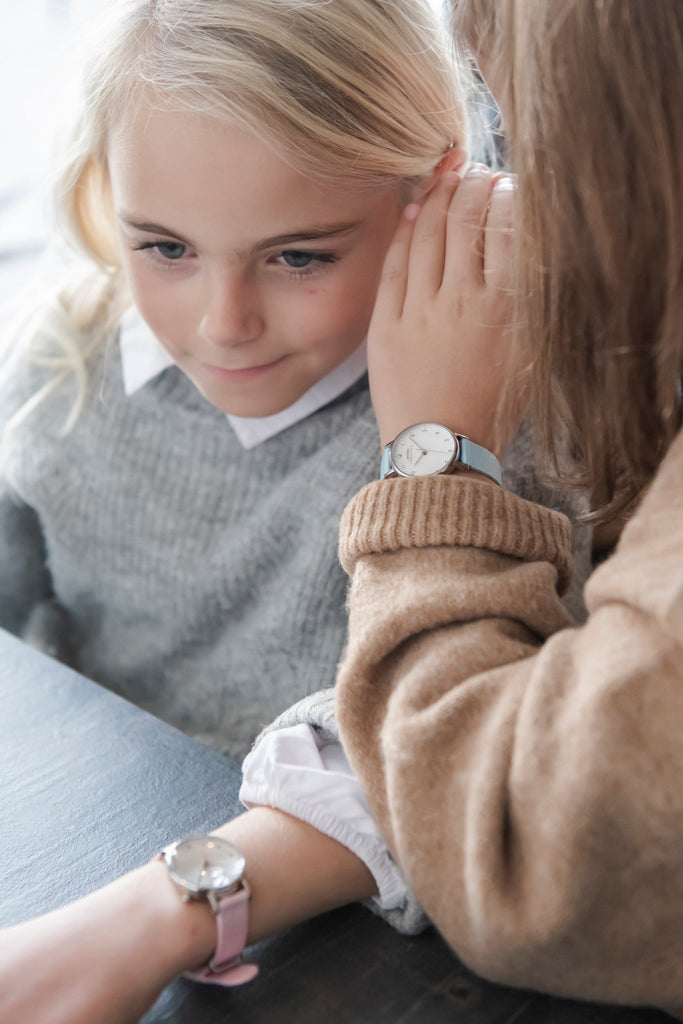 Analog klocka i skolan – därför blir den avgörande när mobilförbudet införs 2026