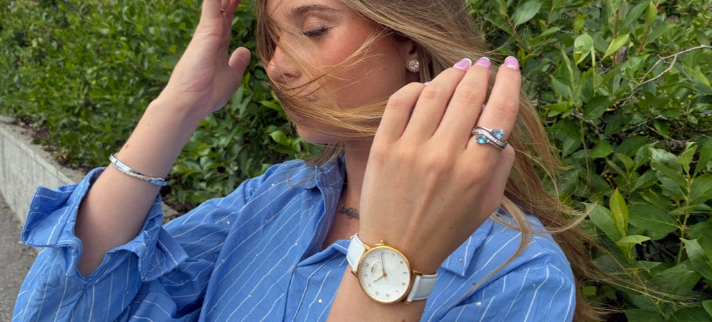 Ung kvinna med analog klocka Guld och mjukt läderband från svenska Torekovs