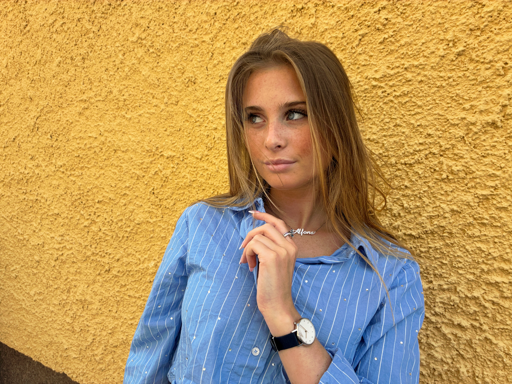 Ungdomsklocka i Silver 33 mm med mörkt marinblått natoband buren av ung kvinna