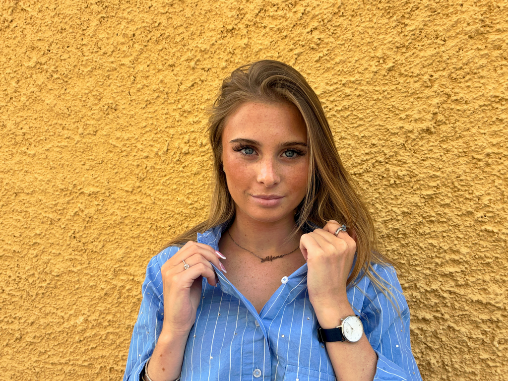 Söt flicka med sin boyfriend watch - Torekovs