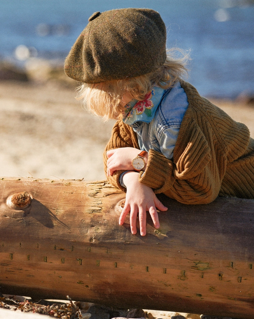 Barnklocka klocka för barn från Svenska Torekovs i Guld med ljusbrunt läderband