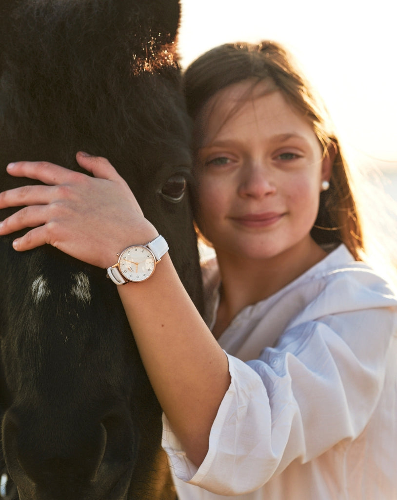 Ung tonåring med sin finaste häst och finaste roséklocka från Torekovs.